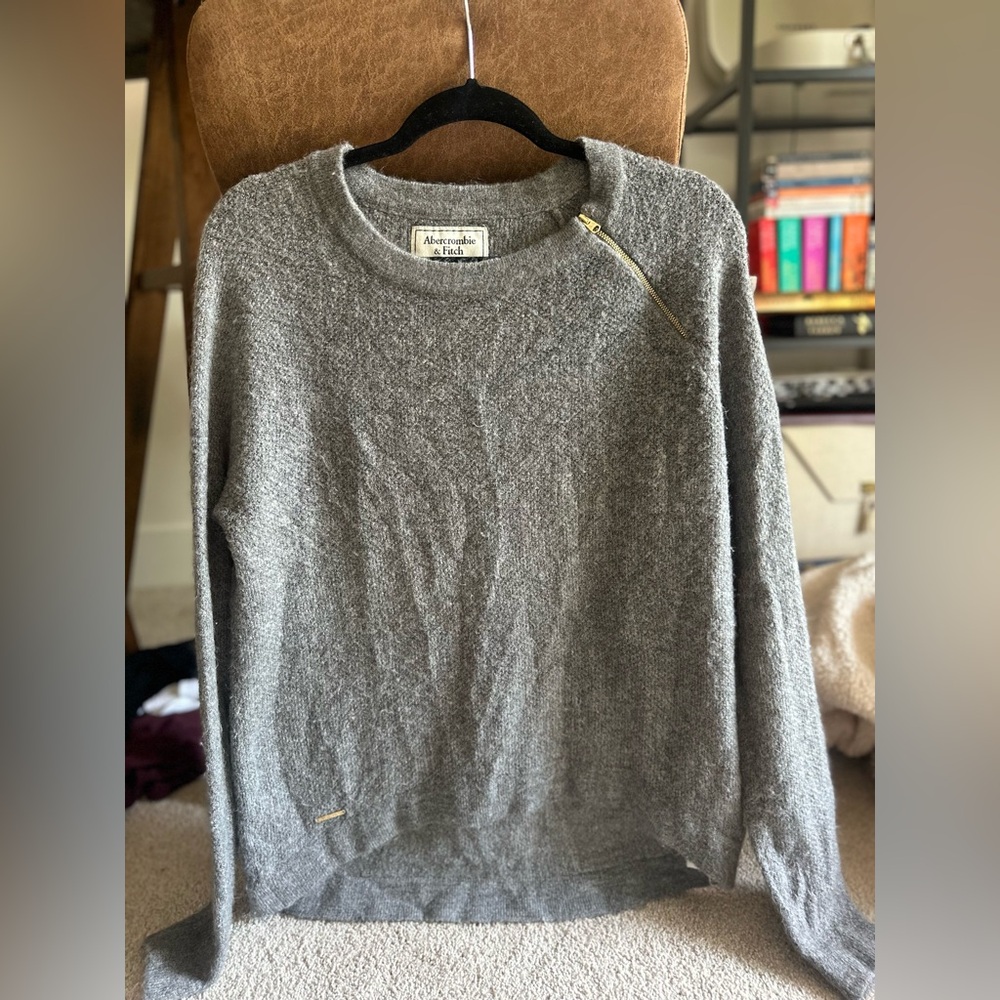 Abercrombie & Fitch Gray Sweater with Gold Zipper Detail – Size L